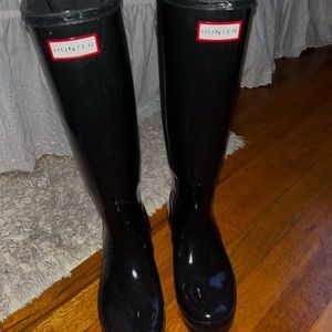 Size 8 black Hunter boots wide calf extender